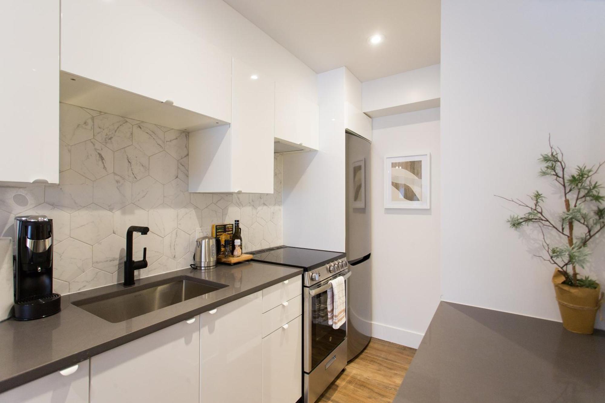 Scandinavian Studio With Full Kitchen And Bath By Den Stays مونتريال الغرفة الصورة