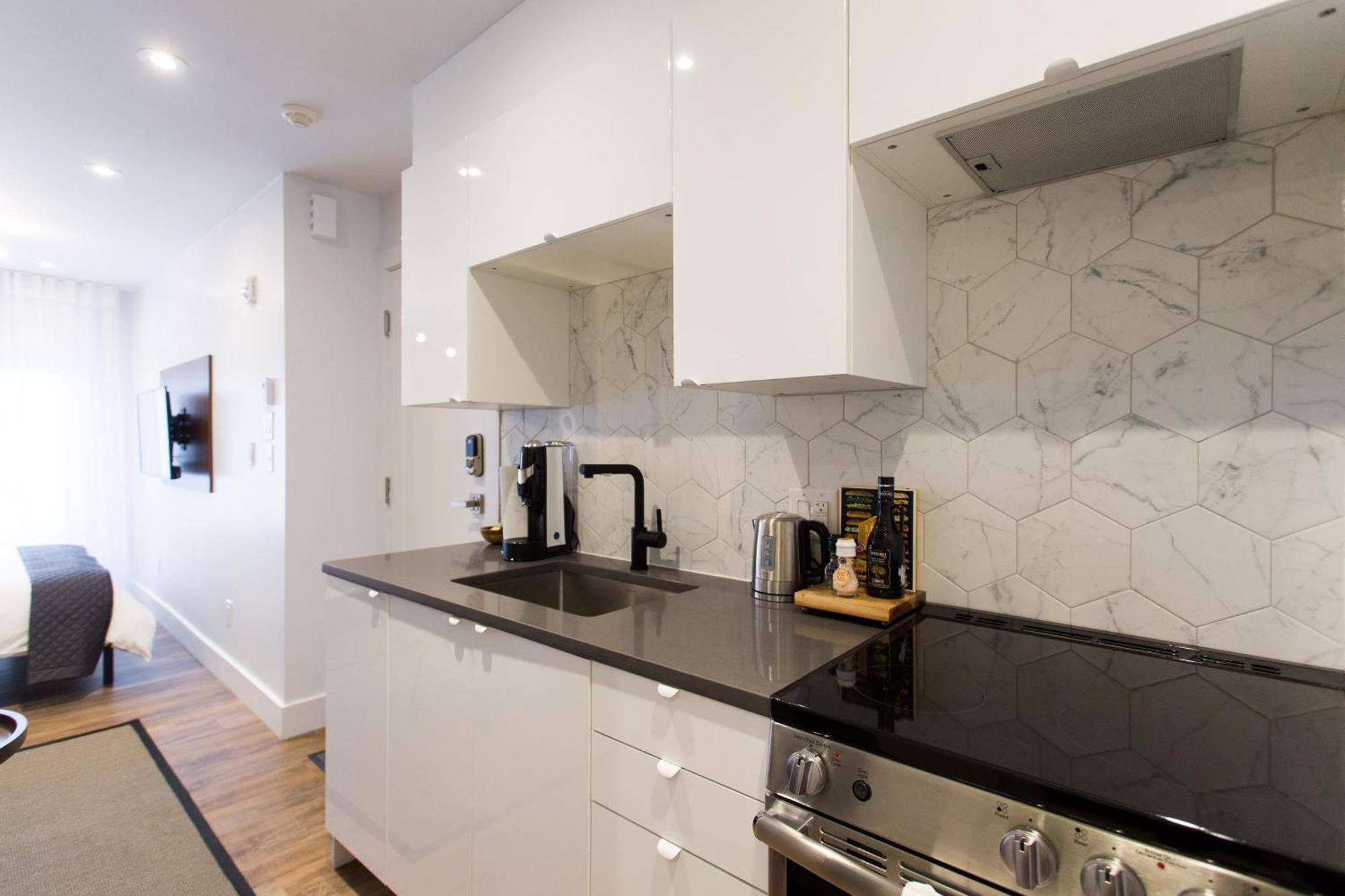 Scandinavian Studio With Full Kitchen And Bath By Den Stays مونتريال الغرفة الصورة